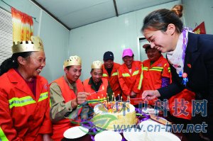 社區(qū)工作人員為集體過(guò)生日的三名環(huán)衛(wèi)工人點(diǎn)上生日蠟燭。 本報(bào)通訊員 趙松 攝